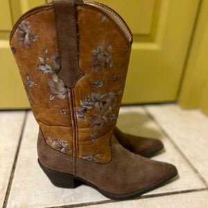 Adorable floral western boots!